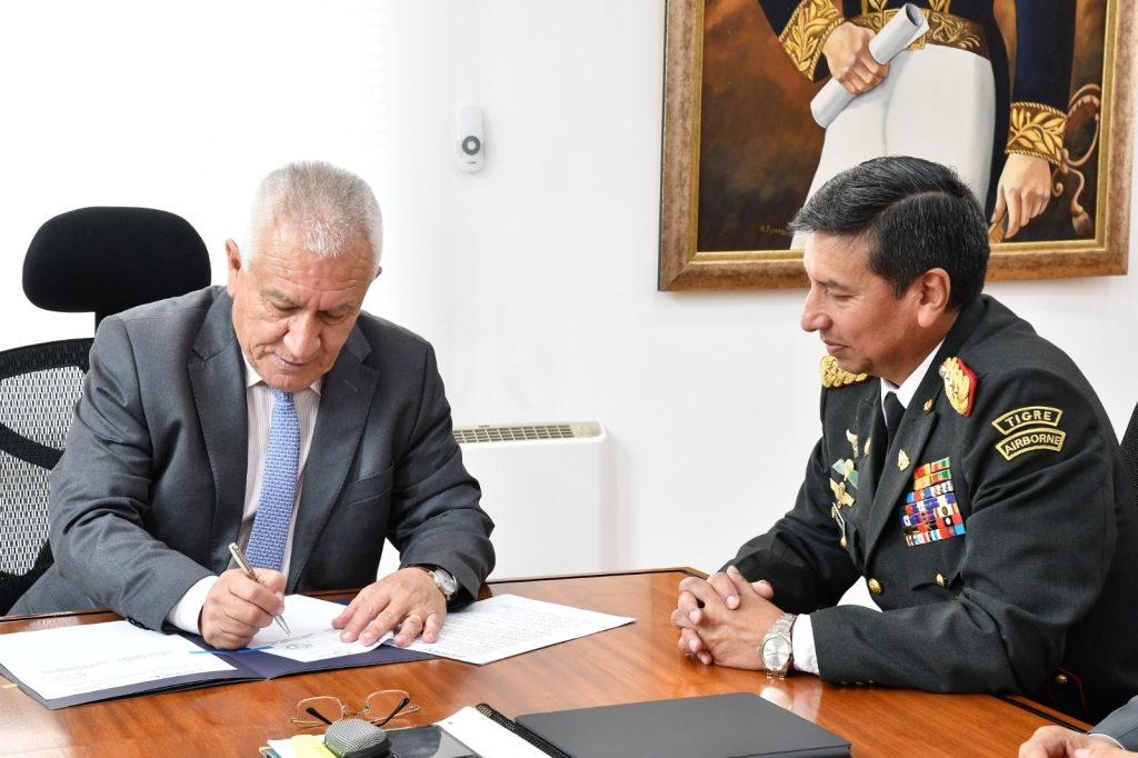 Firma de Convenio entre ESPEU y MIDENA