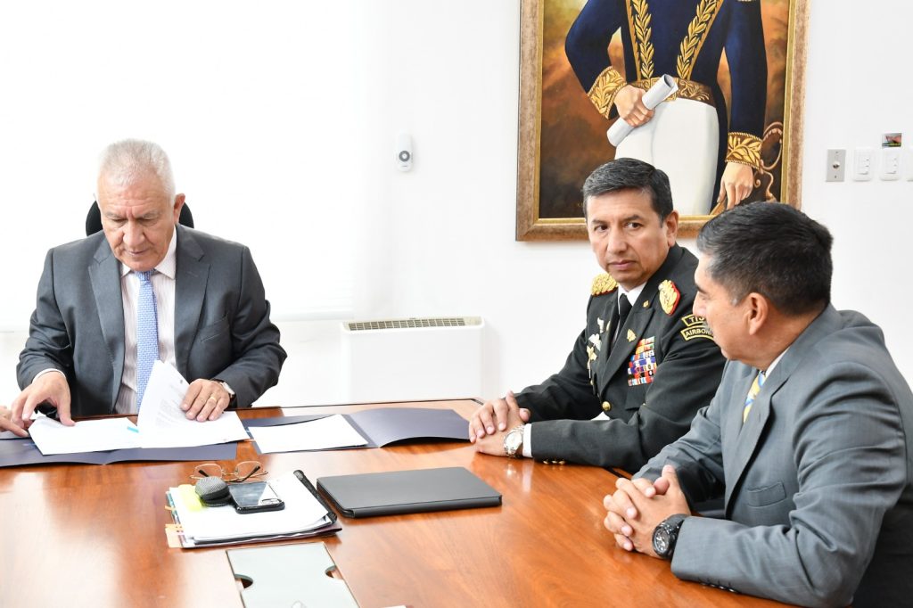 Firma de Convenio entre ESPEU y MIDENA