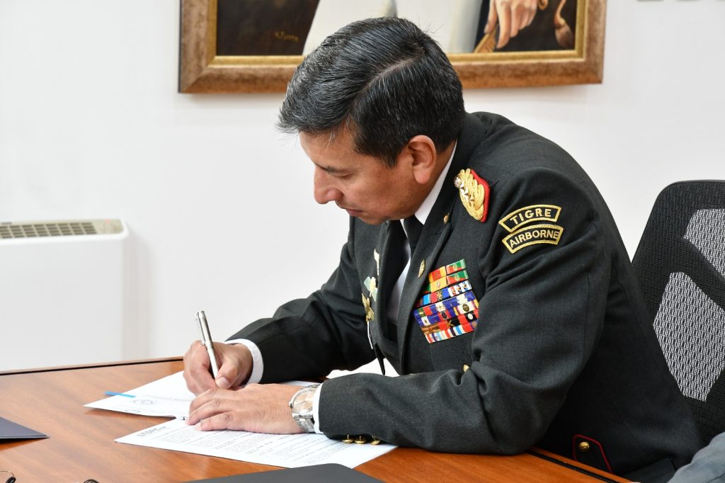 Firma de Convenio entre ESPEU y MIDENA